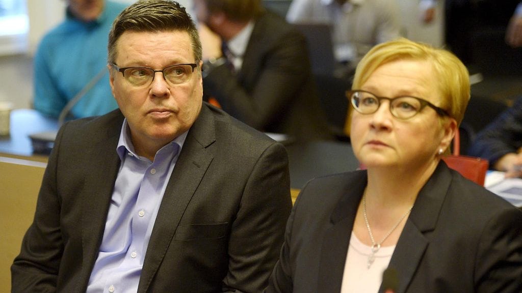 Asianajaja Riitta Leppiniemi puolustaa Jari Aarniota oikeudessa.