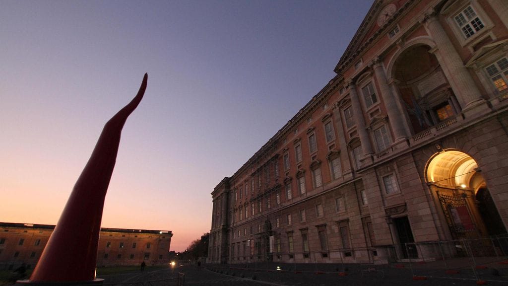 Italian Casertassa sijaitsevan entisen kuninkaanlinnan mailla sijaitsevasta asunnosta on maksettu halvimmillaan viisi euroa kuussa.