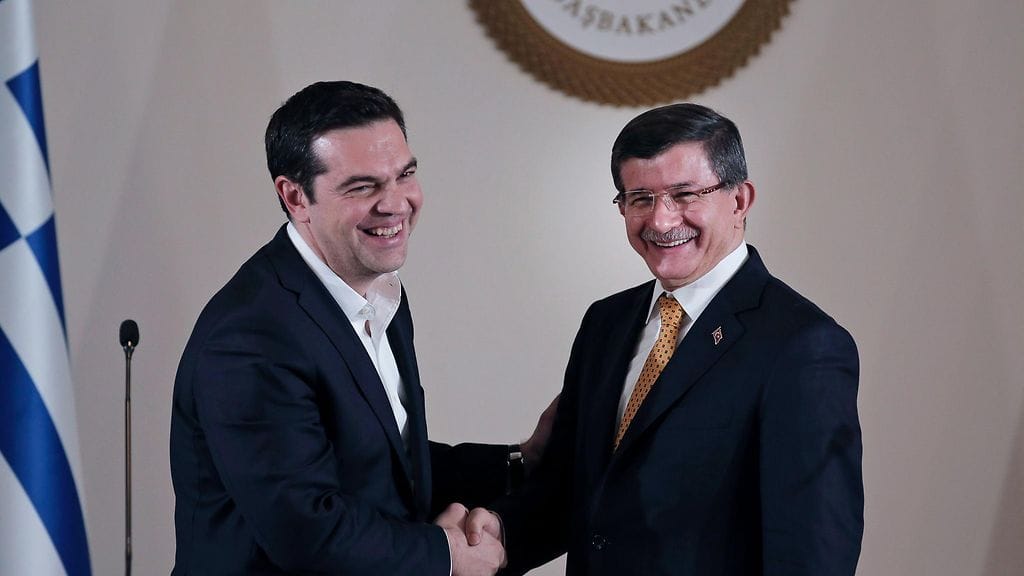 Kreikan pääministeri Alexis Tsipras ja Turkin pääministeri Ahmet Davutoglu löivät eilen kättä päälle suunnitelmaan sitoutumisen merkiksi.