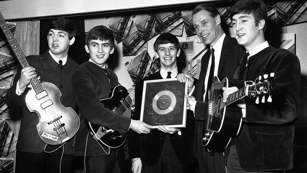 The Beatles ja George Martin vuonna 1962. Martin kuvassa toinen oikealta, Ringo Starrin ja John Lennonin välissä.