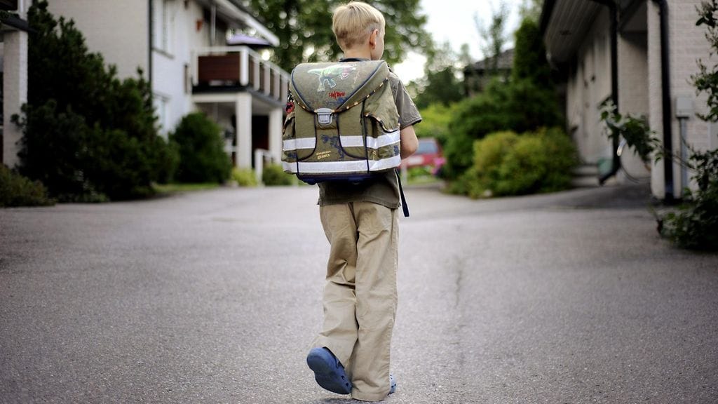 Moni suomalaislapsi kulkee koulumatkansa yksin.