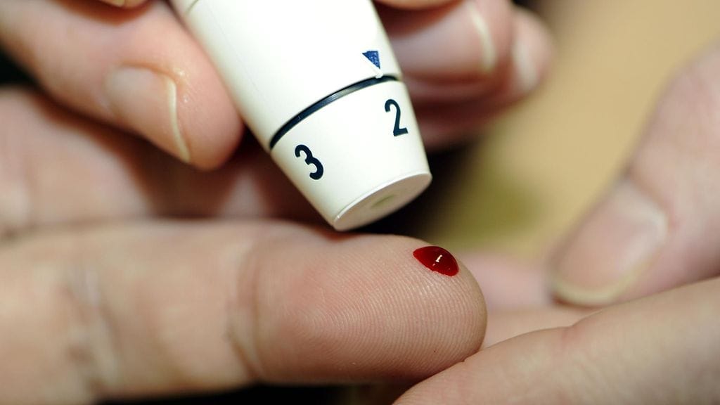 "Hoitamaton diabetes tuottaa hankalia seuraamuksia, kuten sepelvaltimotautia, sydäninfarkteja, aivohalvauksia, munuaissairautta ja silmän verkkokalvon sairautta", lääkäri Jyrki Olkinuora sanoo.