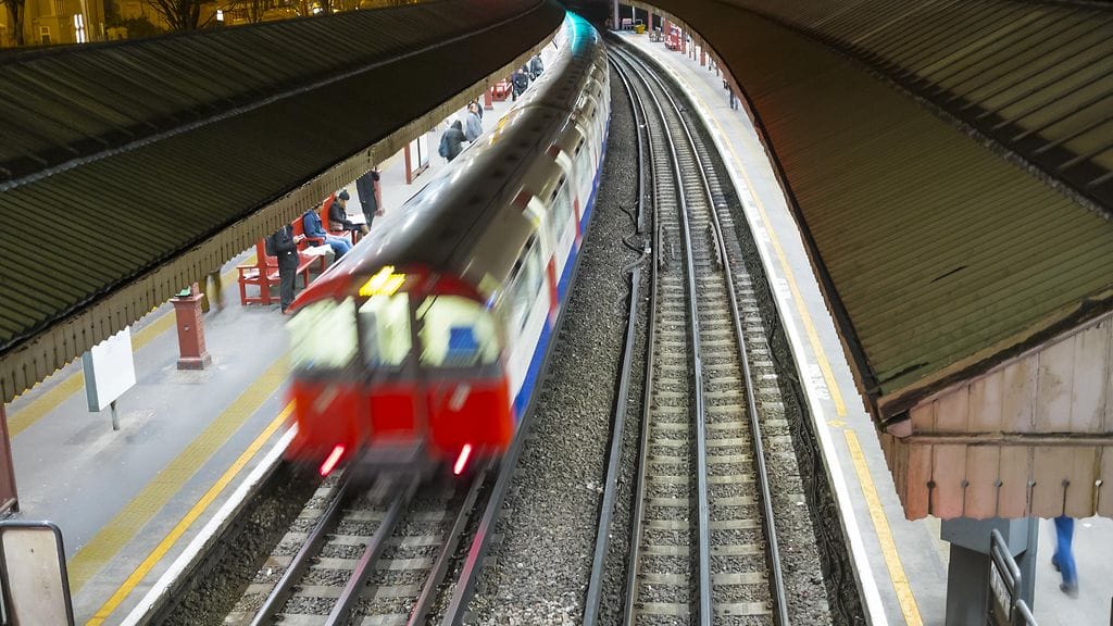 Juna tuli, juna meni. Brittinainen ei ehtinyt kyytiin.