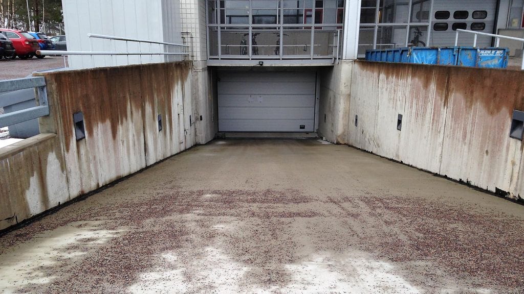 Säteilyturvakeskuksen kanssa samassa kiinteistössä Helsingin Roihupellossa toimiva yritys käsittelee radioaktiivista pienjätettä.