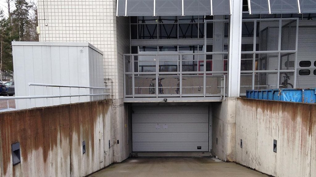 Säteilyturvakeskuksen rakennuksessa sijaitsee autotalli, josta on mitattu kohonneita säteilypitoisuuksia.