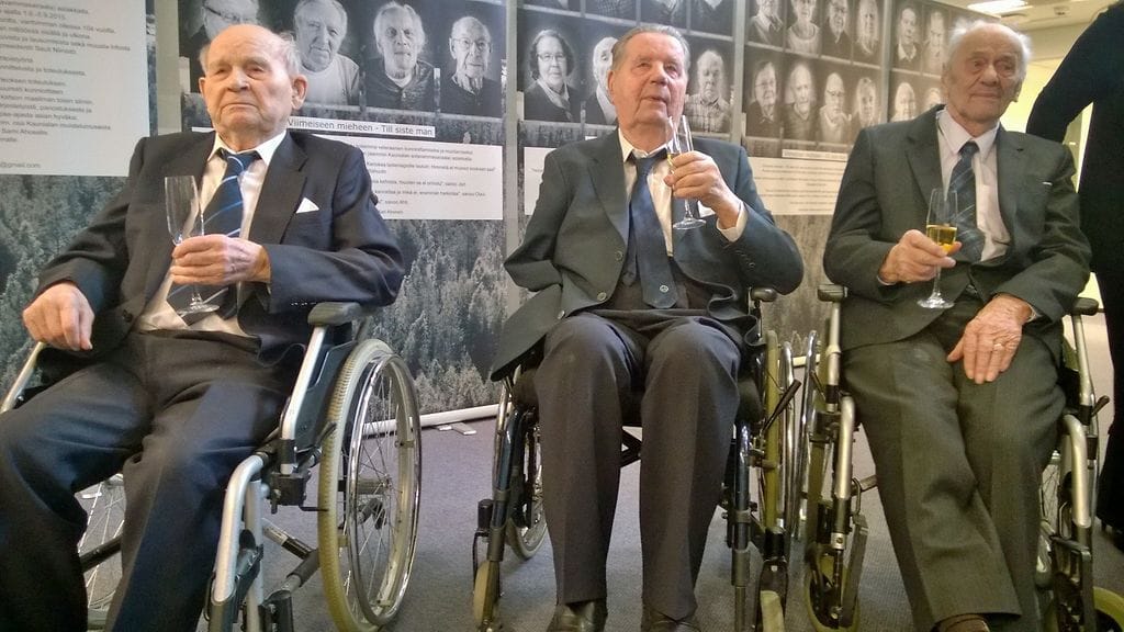 105-vuotias Kalle Rahomäki, 98-vuotias Yrjö Granlund sekä myös näyttelyyn kuvattu Ernst Selenius.