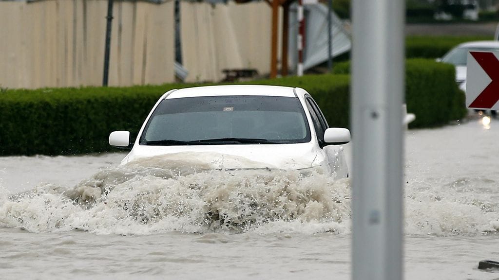 Sateet ja tulvat aiheuttivat poliisin mukaan yli 250 onnettomuutta Dubaissa ennen puoltapäivää.