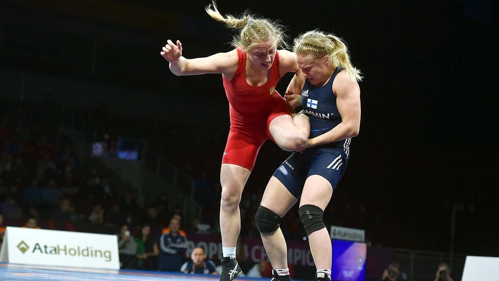 Petra Olli (oik.) hallitsi finaalia Oksana Herheliä vastaan.