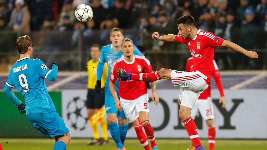 Benfican Andreas Samaris (oik.) pallossa Pietarin illassa.