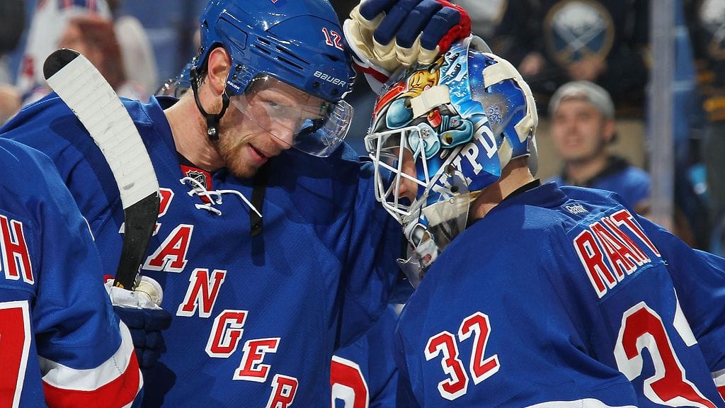 Antti Raanta sai voitto-onnittelut Eric Staalilta.