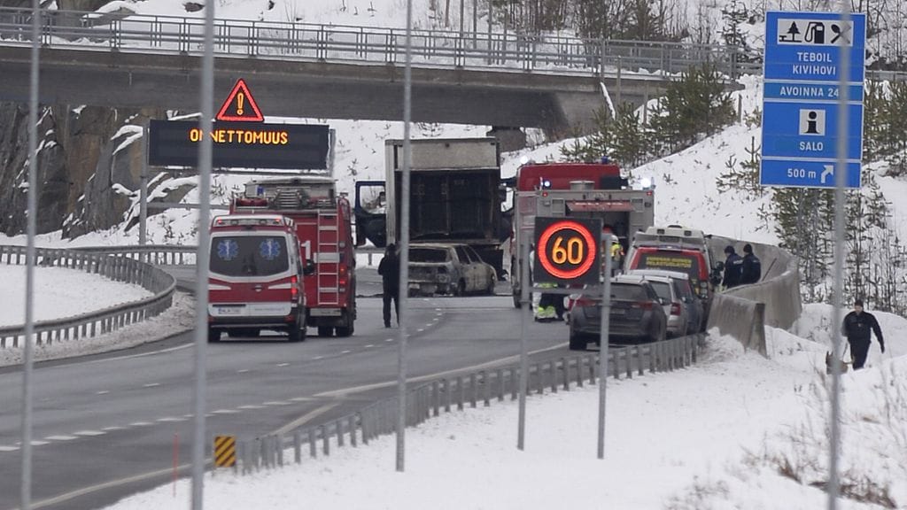 Ryöstäjät olivat tukkineet tien pystäyttämällä kuorma-auton ajoradan oikeanpuoleiselle ajokaistalle  ja Saab 9000 -henkilöauton keskelle ajorataa.
