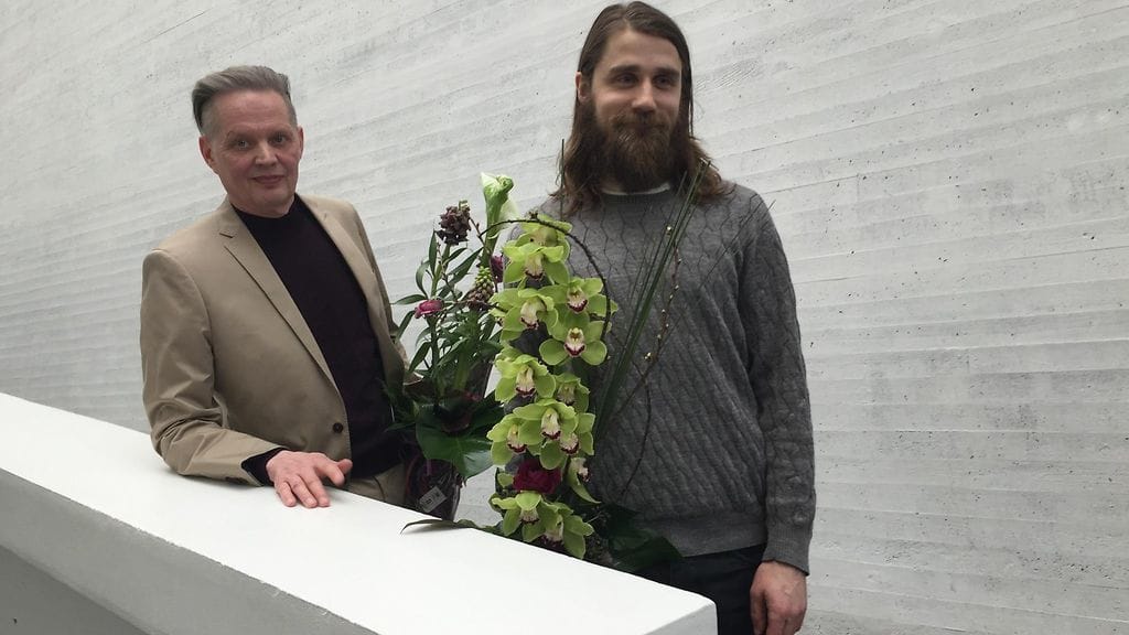 Hämmenystä ja sumua ilmaan tuo Kiasman taidekilpailun voittajakaksikko - Nestori Syrjälä (oik.) ja Harri Ahonen.