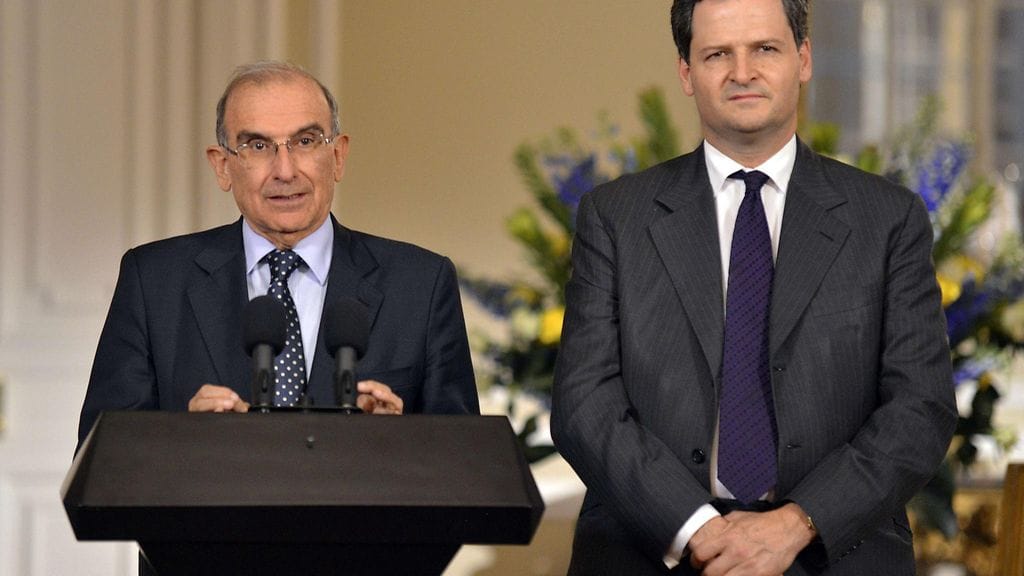 Kolumbian hallituksen edustajat, varapresidentti Humberto de la Calle ja Sergio Jaramillo antamassa rauhanneuvotteluihin liittyvää lausuntoa helmikuussa 2016.