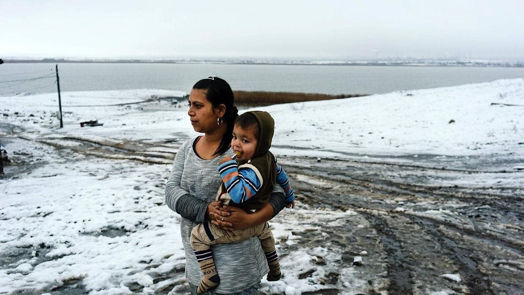 Kuvituskuvassa nainen lapsensa kanssa Bulgariassa Gorno Ezerovon kylässä lähellä Burgasin kaupunkia.