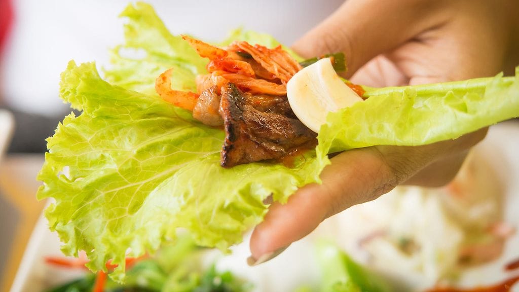 Salaatinlehteen kääritty liha on korealaisten herkkua.