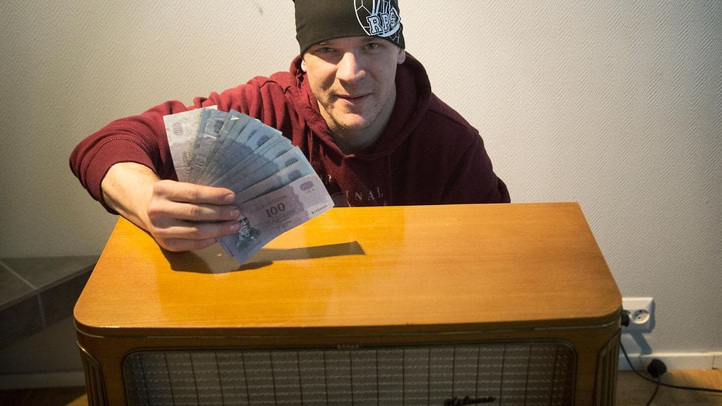 Kari Hellman löysi rahakätkön vanhan putkiradion uumenista. Kuva: Olli-Pekka Härmä / Uutisvuoksi