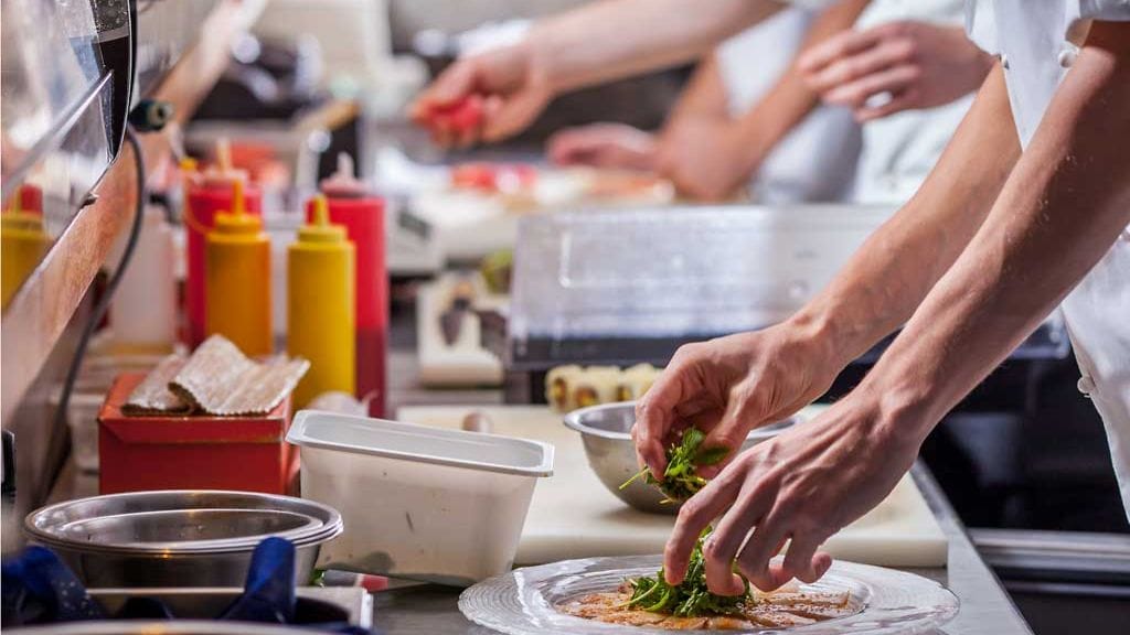 Kipeän kokin laittamaa ruokaa? Ei kiitos.