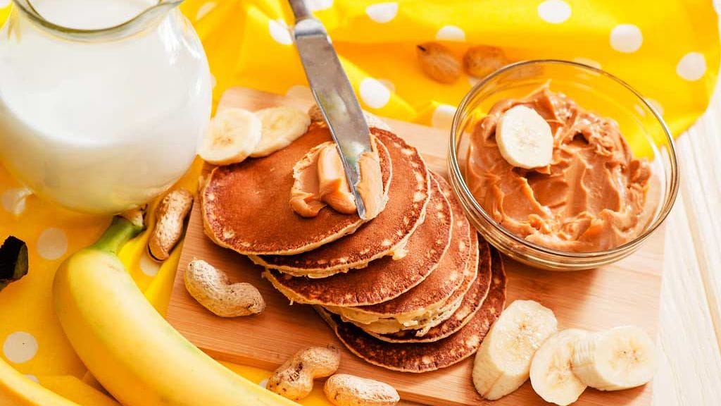 Pähkinävoi sopii täydellisesti pannukakkujen päälle.