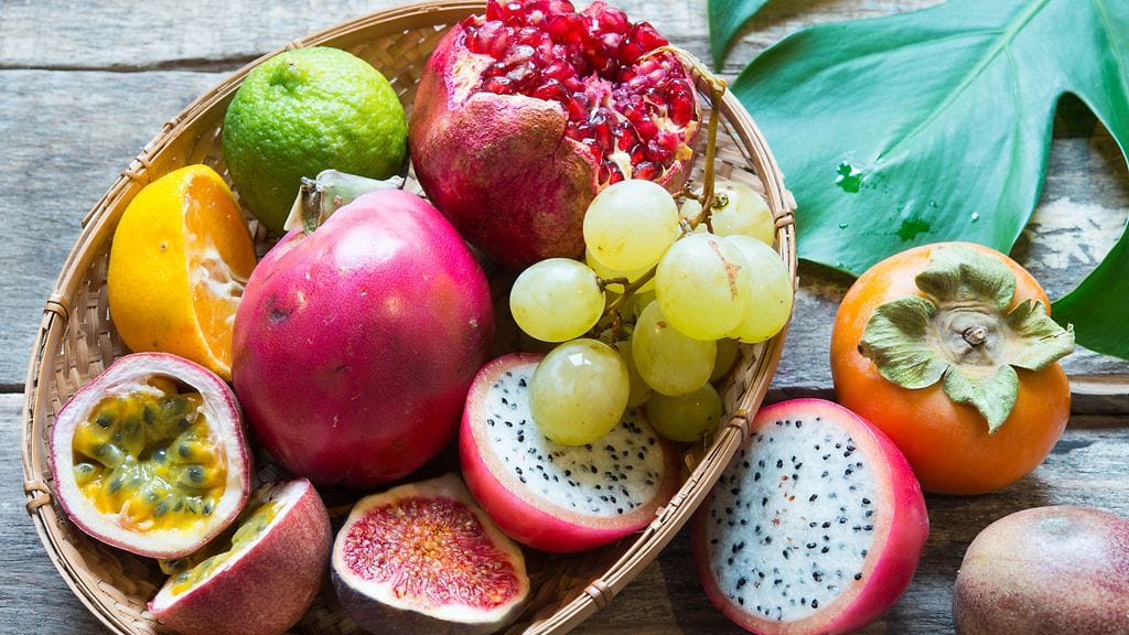 Eksoottiset hedelmät tuovat piristystä ruokapöytään.