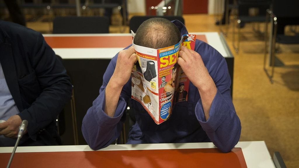 Epäilty ja asianajaja TuomoTopinoja (vas.) Salon arvokuljetusauton ryöstöyrityksen vangitsemisoikeudenkäynnissä Varsinais-Suomen käräjäoikeudessa Turussa 11. maaliskuuta 2016. LEHTIKUVA / RONI LEHTI