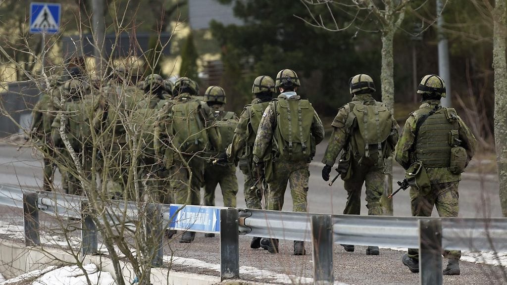 Suomalaiset muodostavat panssaritiedustelujoukkueen ja ilmatulenjohtopartion. Kuvassa varusmiehiä Puolustusvoimien Paikallispuolustus Länsi 1 -harjoituksessa Laajasalossa Helsingissä 10. maaliskuuta 2016.