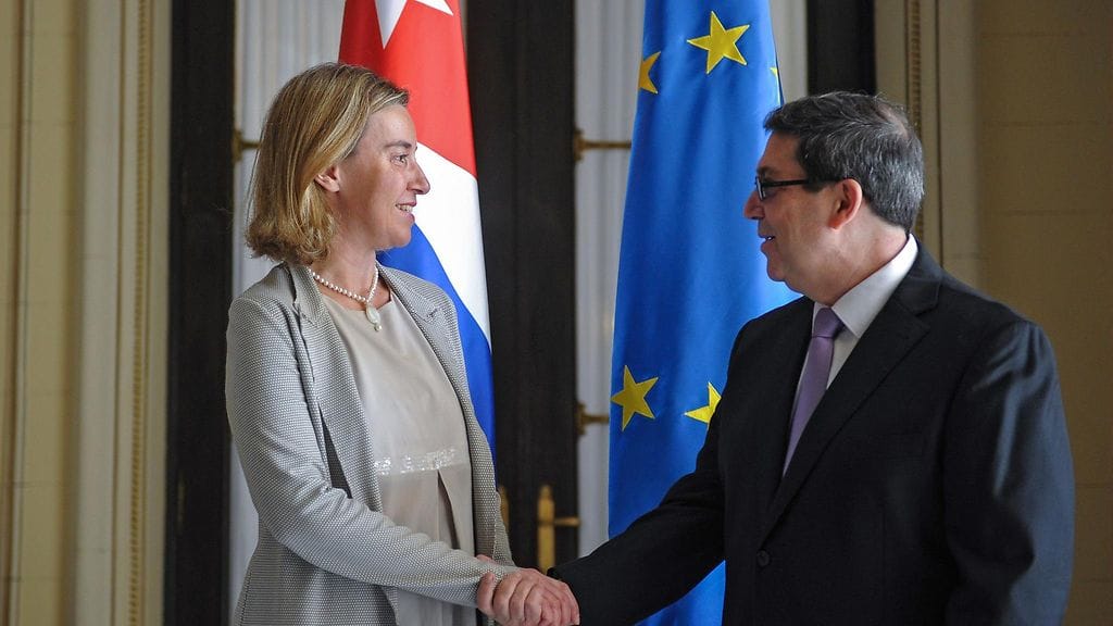EU:n ulkoasioiden ja turvallisuuspolitiikan korkea edustaja Federica Mogherini ja Kuuban ulkoministeri Bruno Rodriguez allekirjoittivat sopimuksen.