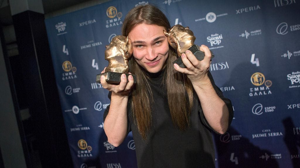 Paperi T pokkasi kaksi Emma-palkintoa 11. maaliskuuta 2016. Tänään hiphop-tähti sai Teosto-palkinnon.