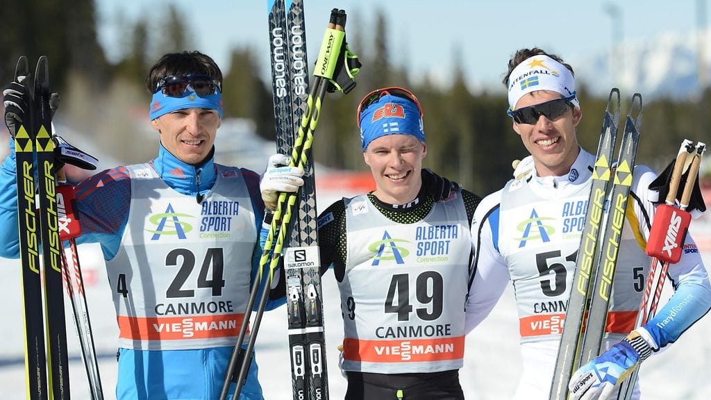 Matti Heikkinen tuulettaa voittoaan Jevgeni Belovin ja Marcus Hellnerin välissä