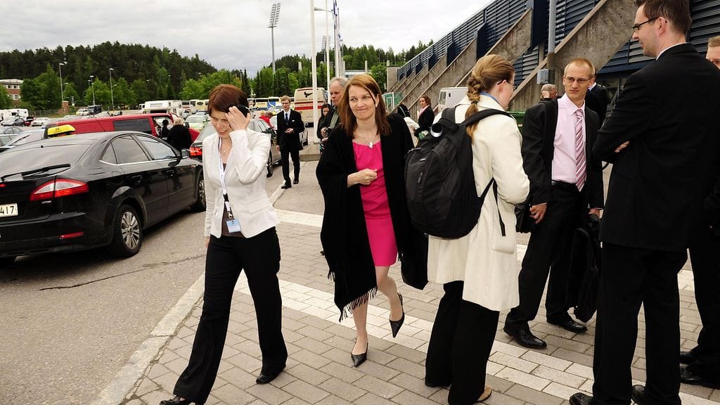 Mari Kokko kuvassa vasemmalla. Hän toimi vuonna 2010 Mari Kiviniemen avustajana.