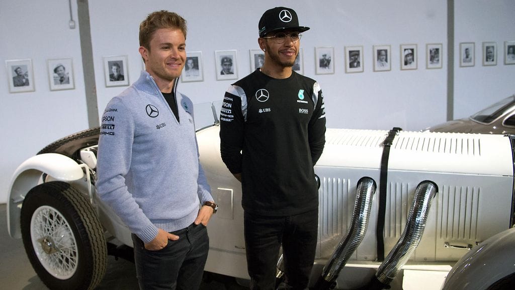 Nico Rosberg ja Lewis Hamilton Mercedes-museossa perjantaina.