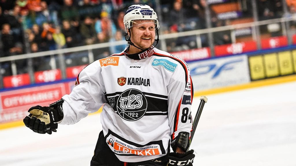 Ilkka Pikkarainen joutuu seuraamaan kaksi seuraavaa peliä sivusta.