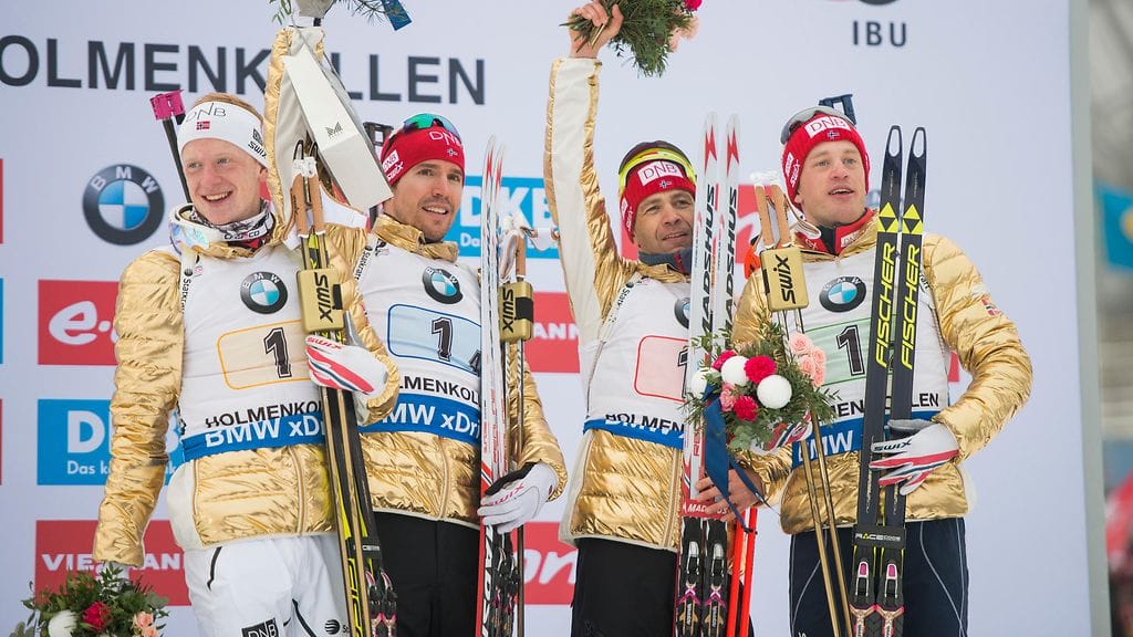 Johannes Thingnes Bö, Emil Hegle Svendsen, Ole Einar Björndalen ja Tarjei Bö palkintokorokkeella.