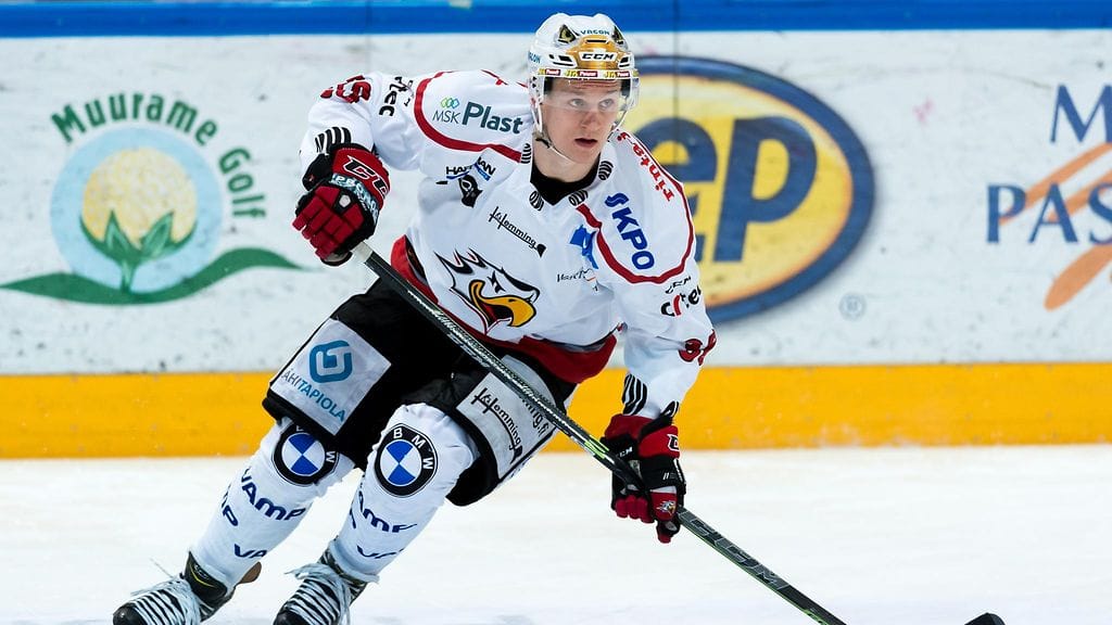 Teemu Tallberg lensi suihkuun rumasta laitataklauksesta ottelun päätösminuutilla.