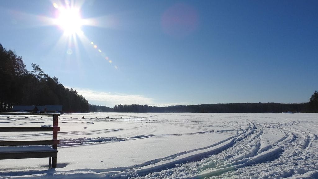 Jari Juuska kuvasi keväisen auringonpaisteen Sorskakoskella, Sorsaveden rannalla. Lukijan kuva.