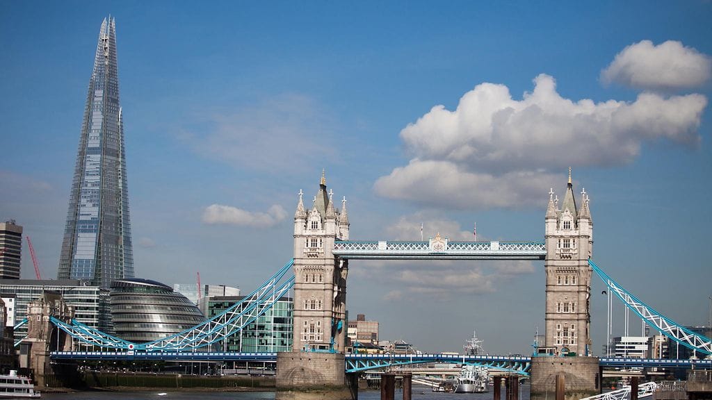 Kuvassa vasemmalla näkyvä The Shard -pilvenpiirtäjä on 310 metriä korkea.