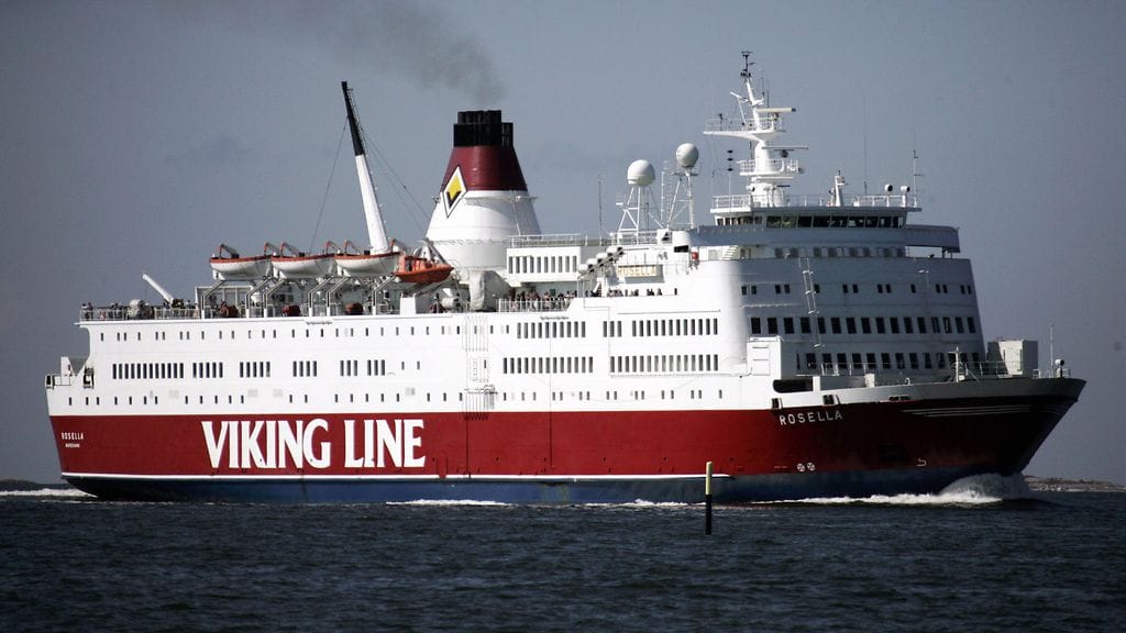 Nainen hyppäsi mereen Viking Rosellalta myöhään lauantai-iltana.