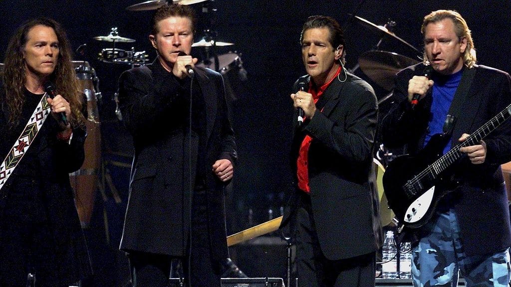 Eagles (vasemmalta oikealle: Timothy B. Schmit, Don Henley, Glenn Frey ja Joe Walsh) esiintymässä vuonna 2001.