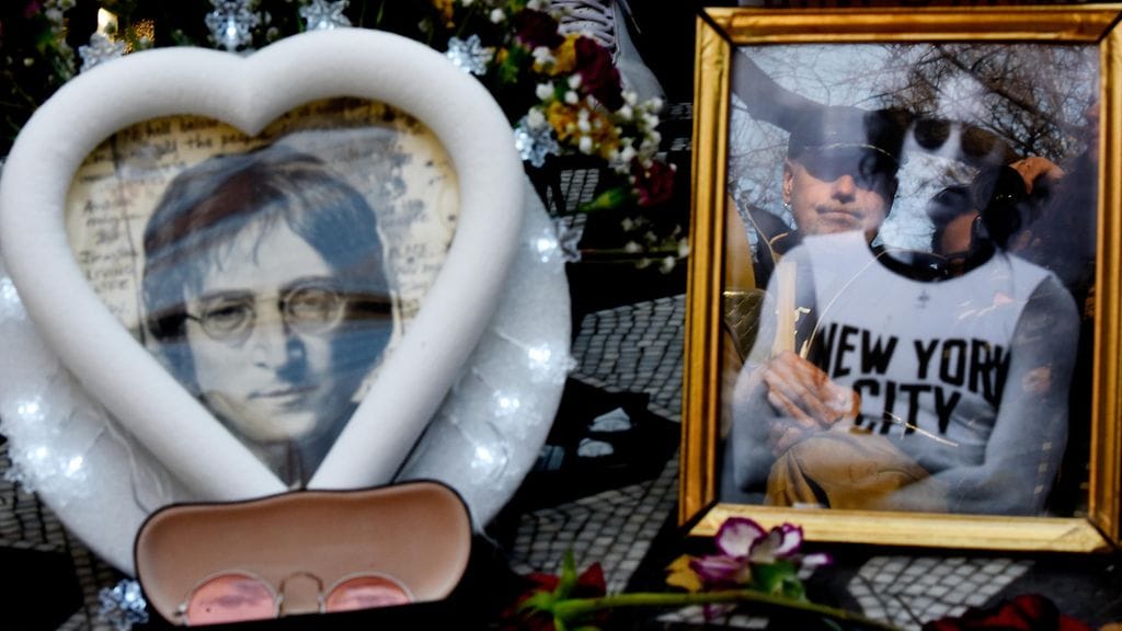 Fanit muistelevat uskollisesti murhattua idoliaan.