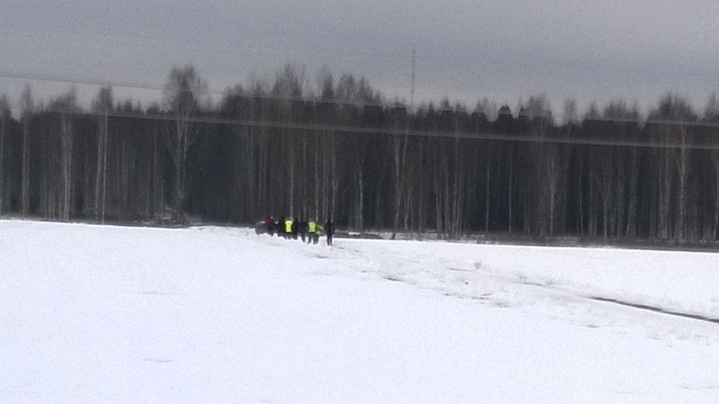 Etsijöitä Hiidenjoen rannassa.