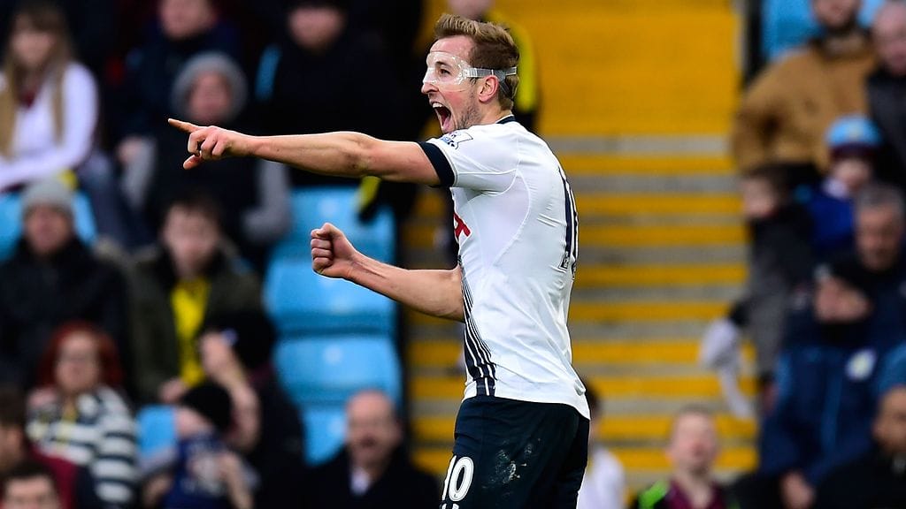 Kasvomaskissa pelannut Harry Kane juhlimassa maaliaan.