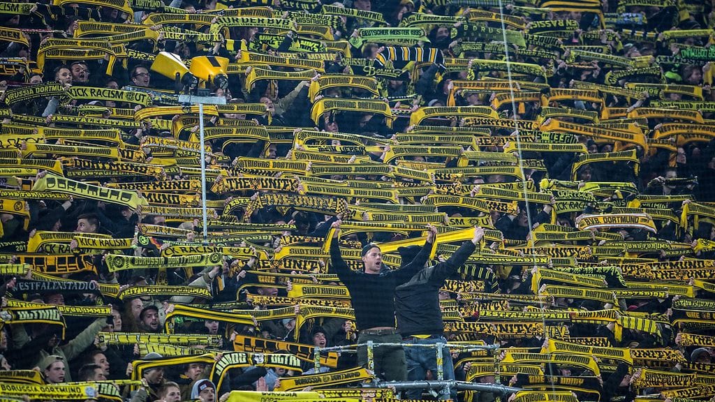 Dortmund-fanit lauloivat kuolleen katsojan muistolle.