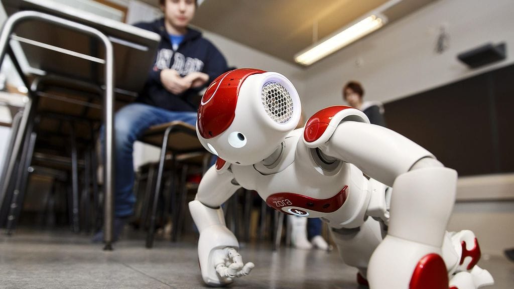 Helsinkiläisen Aurinkolahden peruskoulun oppilaat opettelevat ohjelmointia Zora-robotin avulla.