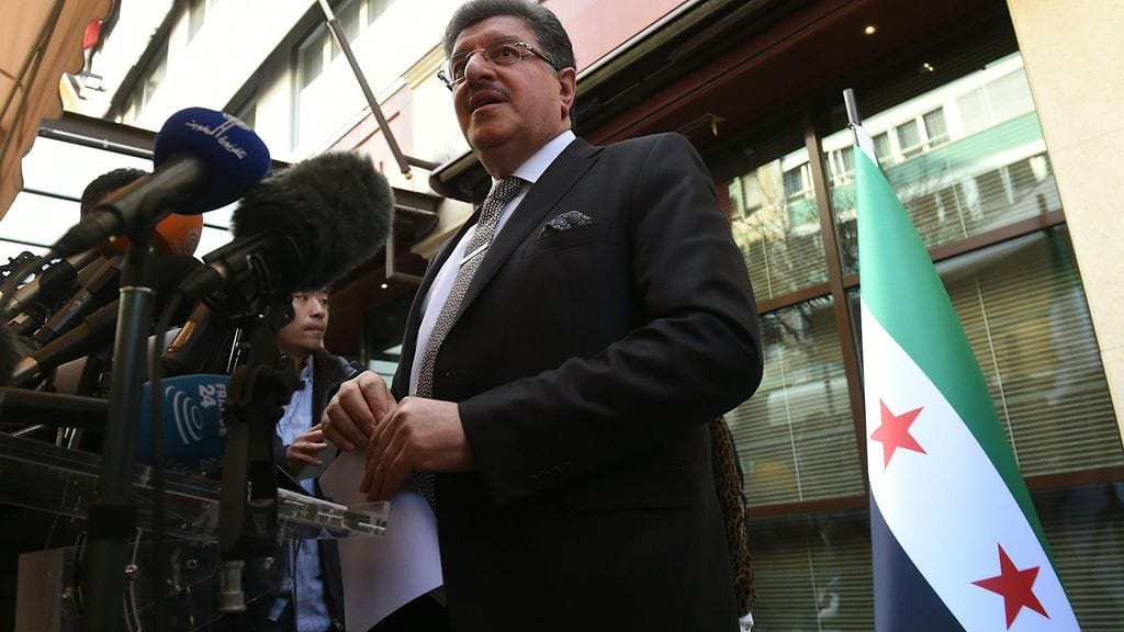 Neuvottelukomitean edustaja Salem al-Meslet antamassa lausuntoa lehdistölle Genevessä 13.3.2016.