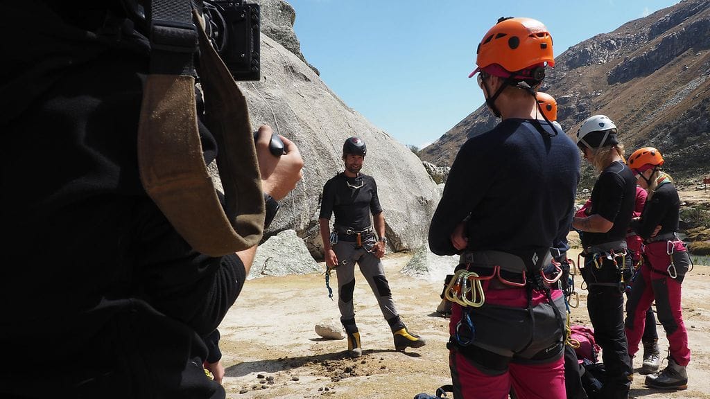 Huippujengi_makingof_pääkuvaaja_TapioSovijärvi_kouluttaja_AnttiInkinen_kiipeilijä_LeenaHarkimo_juontaja_JukkaHilden_kiipeilijä_MinnaParikka