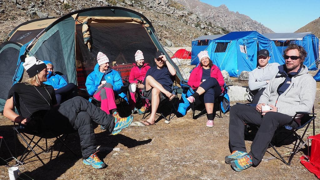 Huippujengi_s01e02_JukkaHilden_MinnaParikka_TuijaPehkonen_LeenaHarkimo_LolaWallinkoski_JanneNiinimaa_AnttiReini_001