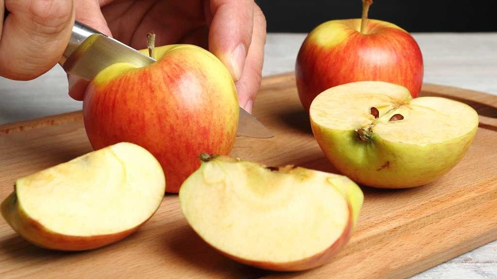 Omenalohkot tummuvat nopeasti.