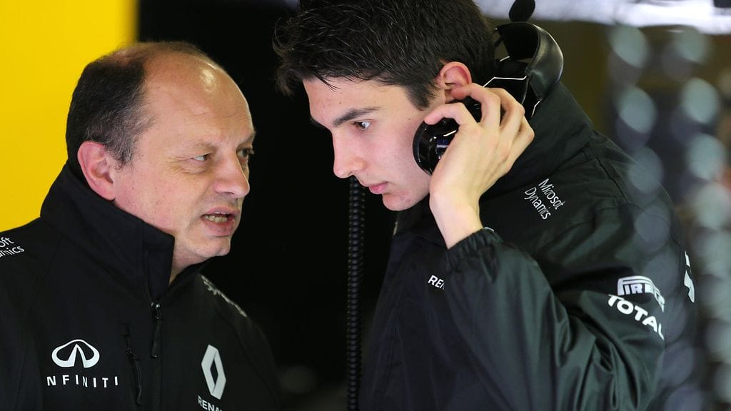 Esteban Ocon (oik.) pääsee Renault'n rattiin.