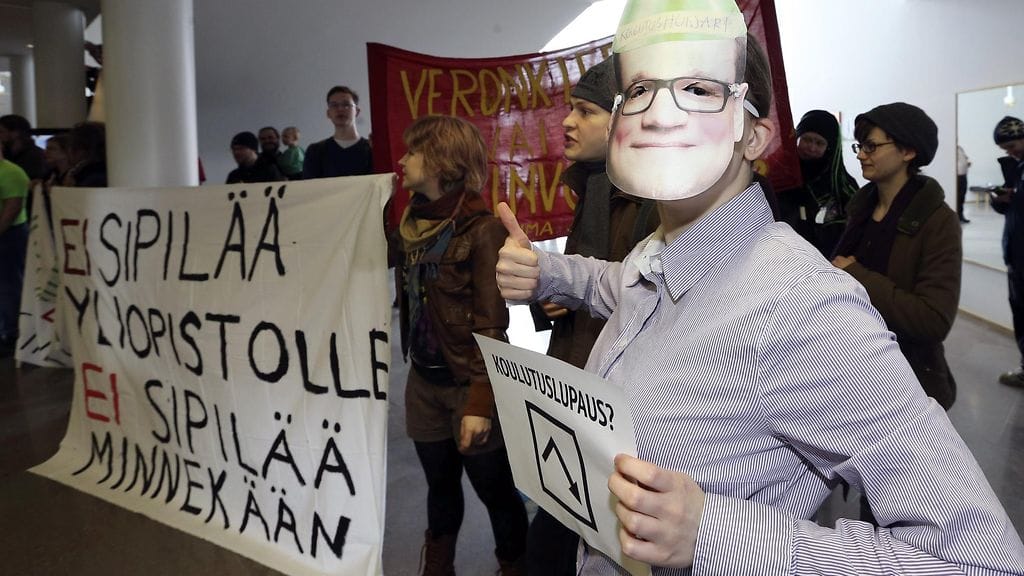 Joensuussa mielenosoittajat häiritsivät pääministeri Juha Sipilän vierailua Itä-Suomen yliopiston kampuksella 14. maaliskuuta 2016.