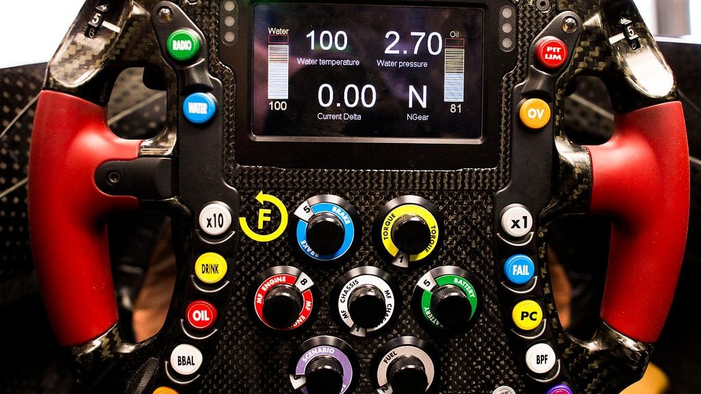 F1-auton kytkintä käytetään ohjauspyörän takaa.