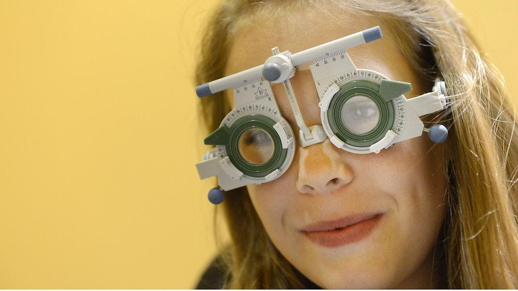 Anna Vainio näöntarkastuksessa optikolla Helsingissä 24. heinäkuuta 2012.